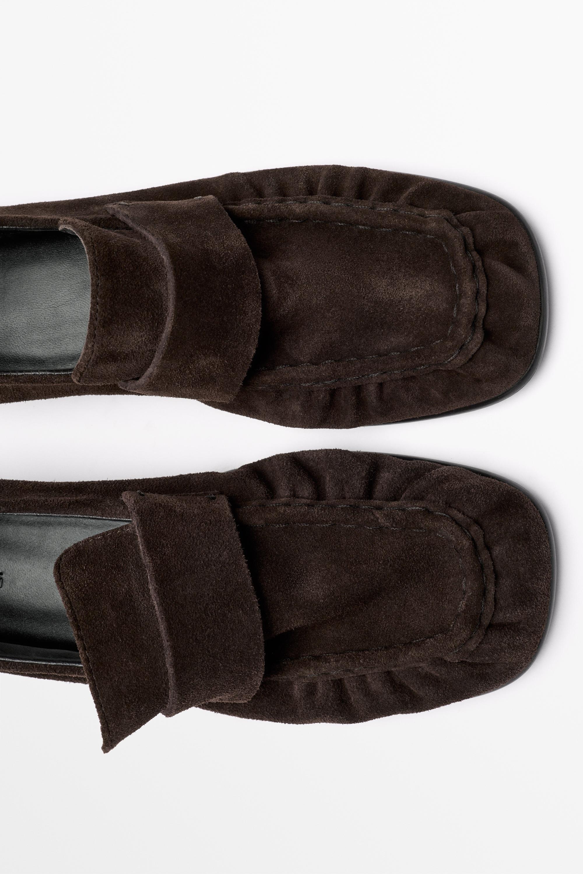 Mocassin froncé en croûte de cuir